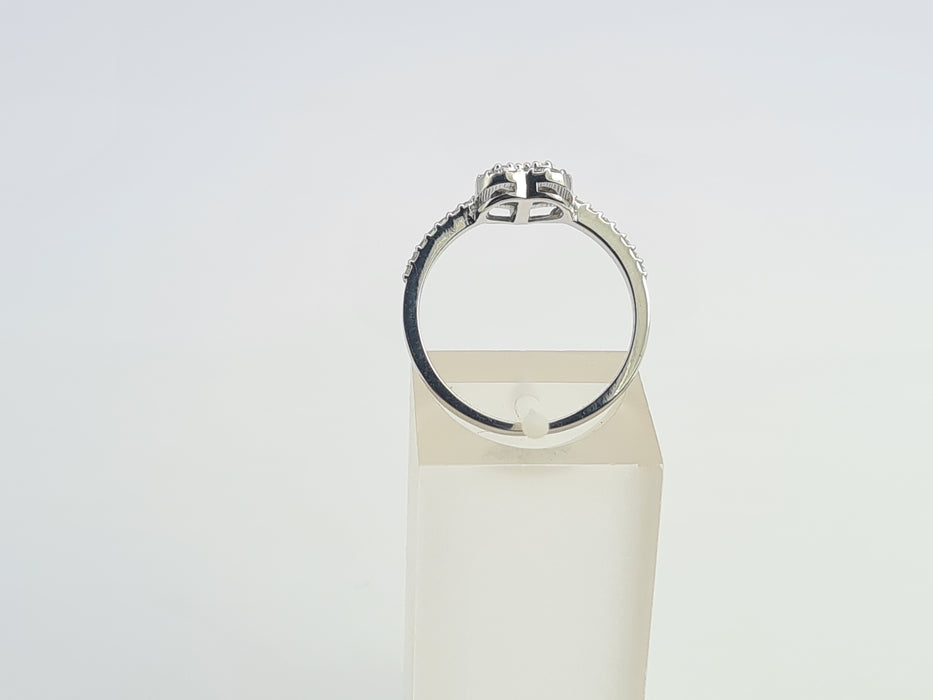 6090: Vintage: 18ct White Gold Diamonds Encrusted Heart Shaped Ring- simply delightful