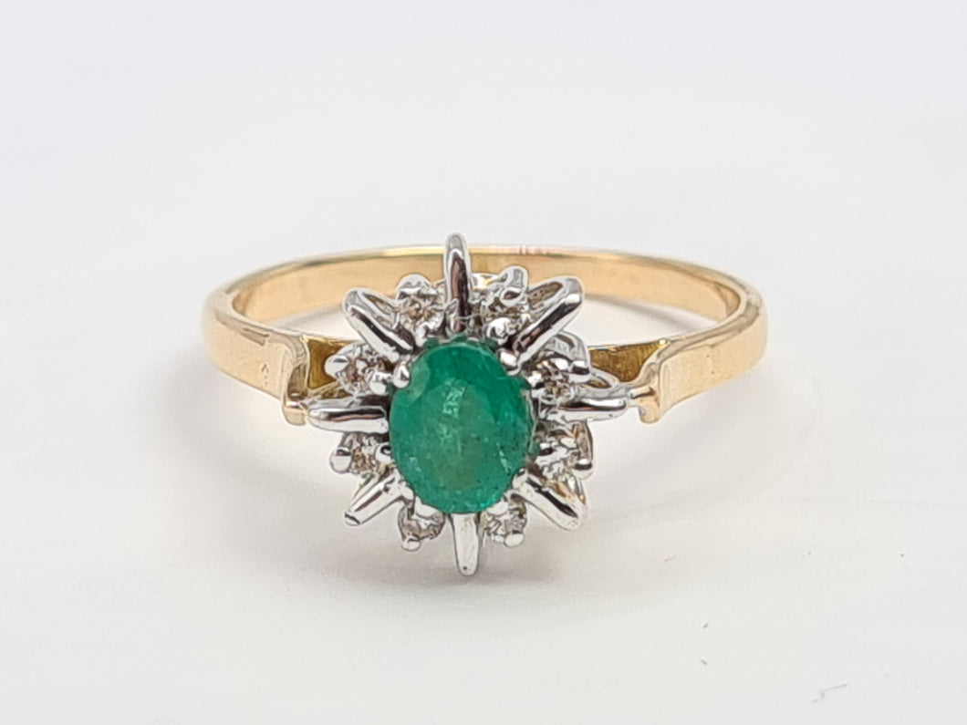 A7701: Vintage: petite, Vivid 18ct Gold Emerald 8 Diamonds 