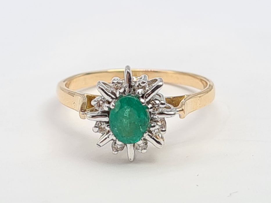 6100: Vintage: 18ct Gold Emerald Diamonds Daisy Ring- Petite. Elegant, Sparkling