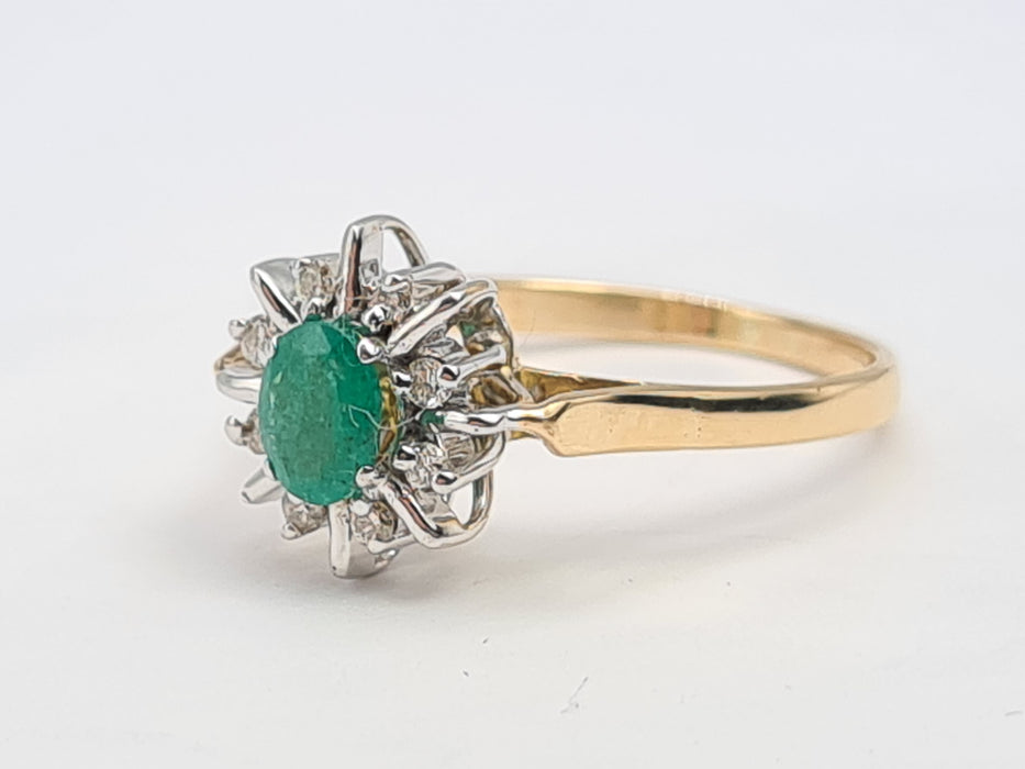 6100: Vintage: 18ct Gold Emerald Diamonds Daisy Ring- Petite. Elegant, Sparkling