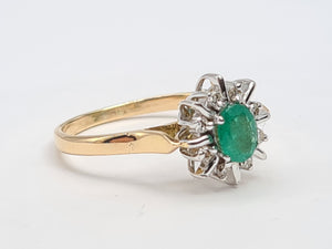 A7701: Vintage: petite, Vivid 18ct Gold Emerald 8 Diamonds "Starburst" Ring- lovely example of a timeless classic