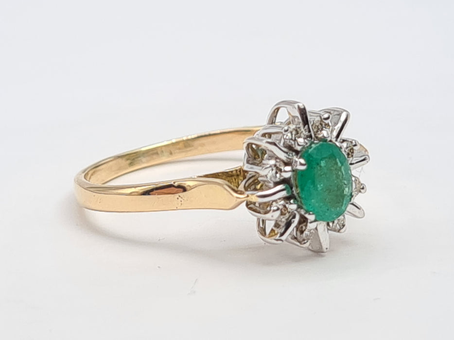 6100: Vintage: 18ct Gold Emerald Diamonds Daisy Ring- Petite. Elegant, Sparkling