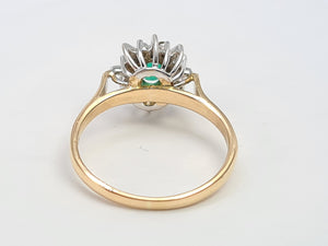 A7701: Vintage: petite, Vivid 18ct Gold Emerald 8 Diamonds "Starburst" Ring- lovely example of a timeless classic