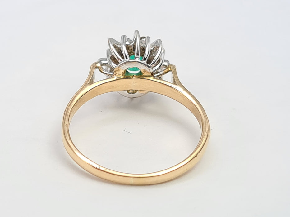6100: Vintage: 18ct Gold Emerald Diamonds Daisy Ring- Petite. Elegant, Sparkling