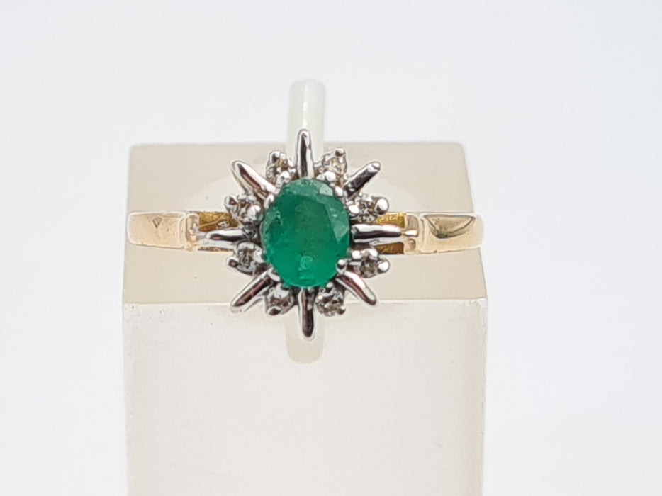 6100: Vintage: 18ct Gold Emerald Diamonds Daisy Ring- Petite. Elegant, Sparkling