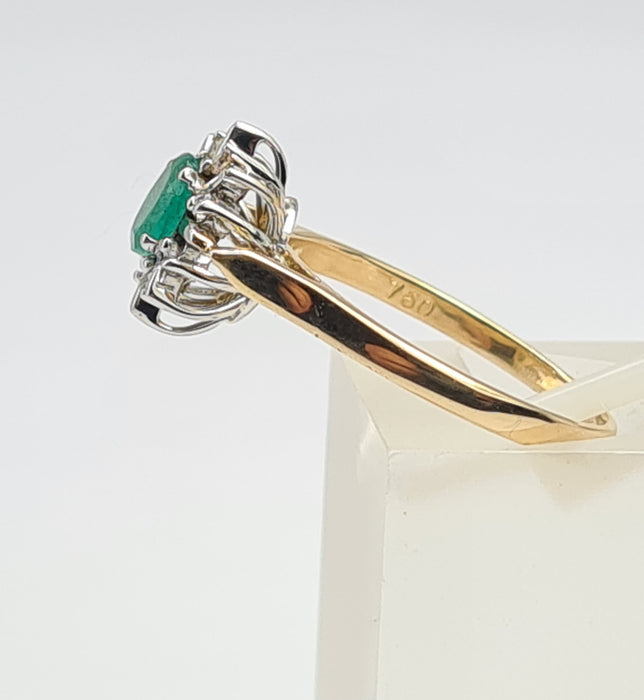 6100: Vintage: 18ct Gold Emerald Diamonds Daisy Ring- Petite. Elegant, Sparkling