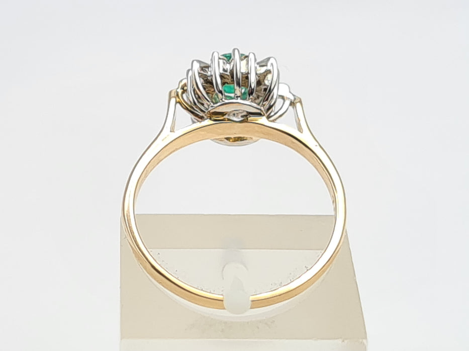 6100: Vintage: 18ct Gold Emerald Diamonds Daisy Ring- Petite. Elegant, Sparkling