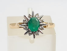 Load image into Gallery viewer, A7701: Vintage: petite, Vivid 18ct Gold Emerald 8 Diamonds &quot;Starburst&quot; Ring- lovely example of a timeless classic
