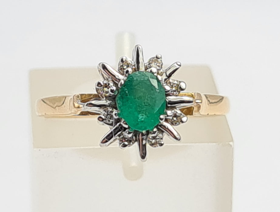 6100: Vintage: 18ct Gold Emerald Diamonds Daisy Ring- Petite. Elegant, Sparkling