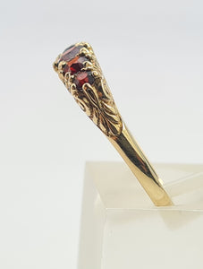 7752: Vintage; 9ct Gold 5 Rich Red Garnets Stacker/Dress Ring
