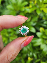 Load image into Gallery viewer, A7701: Vintage: petite, Vivid 18ct Gold Emerald 8 Diamonds &quot;Starburst&quot; Ring- lovely example of a timeless classic
