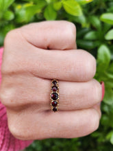 Cargar imagen en el visor de la galería, 7752: Vintage; 9ct Gold 5 Rich Red Garnets Stacker/Dress Ring
