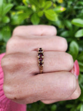 Cargar imagen en el visor de la galería, 7752: Vintage; 9ct Gold 5 Rich Red Garnets Stacker/Dress Ring

