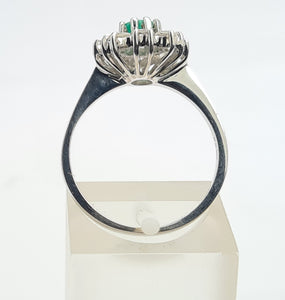 A9045: Vintage: (1978) Exceptional Diamonds Emerald Flower head Ring- absolutely exquisite