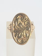 Load image into Gallery viewer, 7766: Vintage Rare: 9ct Gold Photo Locket/Mourning Signet Ring- lovely condition, good weight
