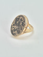 Load image into Gallery viewer, 7766: Vintage Rare: 9ct Gold Photo Locket/Mourning Signet Ring- lovely condition, good weight
