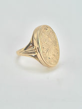 Load image into Gallery viewer, 7766: Vintage Rare: 9ct Gold Photo Locket/Mourning Signet Ring- lovely condition, good weight
