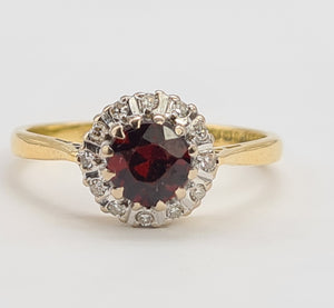 A8015: Vintage (1962) 18ct Gold Almandine Garnet 12 Round Cut Diamonds Daisy Ring- 62 years old and looking great