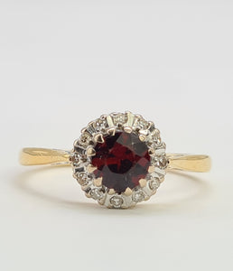 A8015: Vintage (1962) 18ct Gold Almandine Garnet 12 Round Cut Diamonds Daisy Ring- 62 years old and looking great