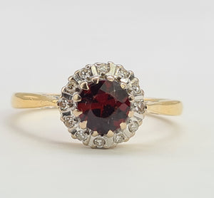 A8015: Vintage (1962) 18ct Gold Almandine Garnet 12 Round Cut Diamonds Daisy Ring- 62 years old and looking great