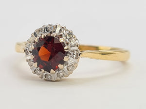 A8015: Vintage (1962) 18ct Gold Almandine Garnet 12 Round Cut Diamonds Daisy Ring- 62 years old and looking great