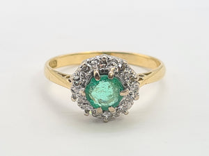 A8018: Vintage; 18ct Gold Round Cut Emerald 10 Diamonds Daisy Ring- petite, refined, sophisticated