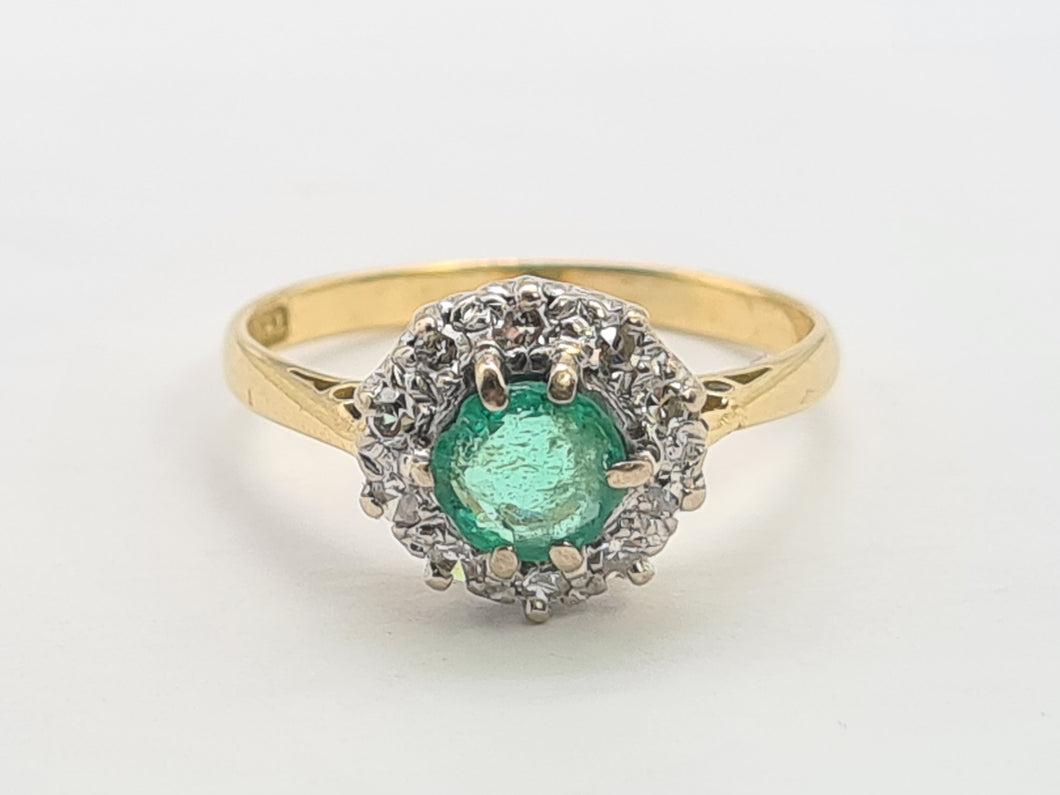 A8018: Vintage; 18ct Gold Round Cut Emerald 10 Diamonds Daisy Ring- petite, refined, sophisticated