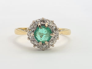 A8018: Vintage; 18ct Gold Round Cut Emerald 10 Diamonds Daisy Ring- petite, refined, sophisticated