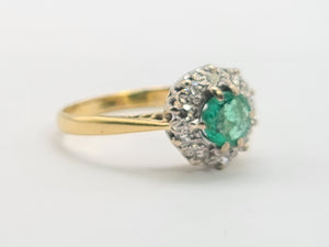 A8018: Vintage; 18ct Gold Round Cut Emerald 10 Diamonds Daisy Ring- petite, refined, sophisticated