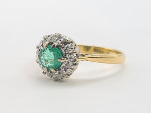 A8018: Vintage; 18ct Gold Round Cut Emerald 10 Diamonds Daisy Ring- petite, refined, sophisticated