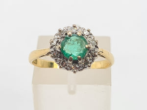 A8018: Vintage; 18ct Gold Round Cut Emerald 10 Diamonds Daisy Ring- petite, refined, sophisticated