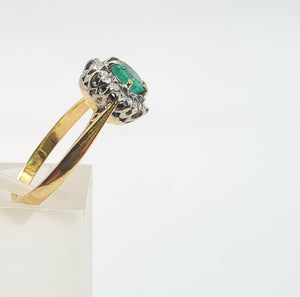 A8018: Vintage; 18ct Gold Round Cut Emerald 10 Diamonds Daisy Ring- petite, refined, sophisticated