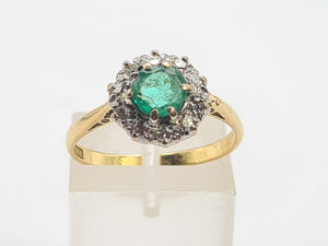 A8018: Vintage; 18ct Gold Round Cut Emerald 10 Diamonds Daisy Ring- petite, refined, sophisticated