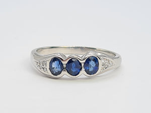 A7746: Vintage: 18ct White Gold Cornflower Blues Sapphires Diamonds Dress Ring- crisp, clean, sparkling