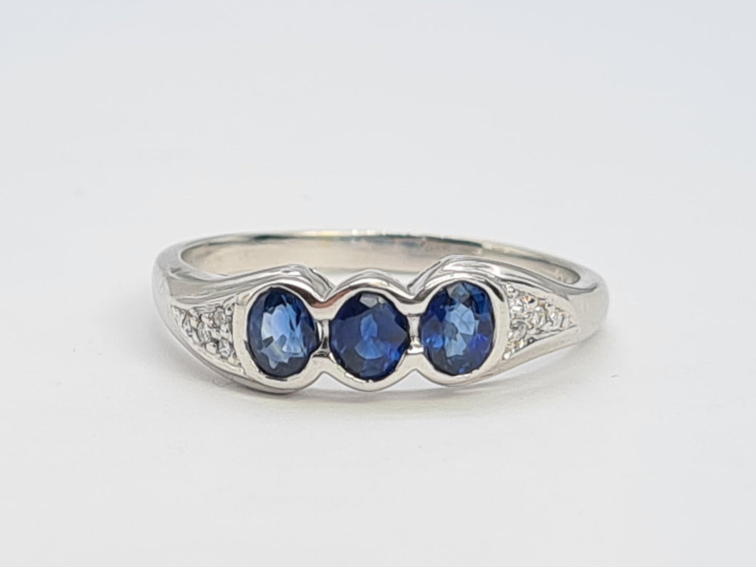 A7746: Vintage: 18ct White Gold Cornflower Blues Sapphires Diamonds Dress Ring- crisp, clean, sparkling