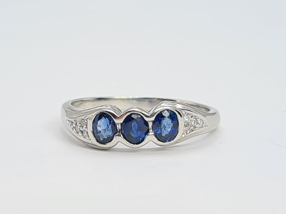 6123: Vintage 18ct White Gold French Bue Sapphires Diamonds Stacker/Dress Ring