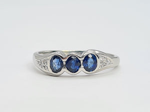 A7746: Vintage: 18ct White Gold Cornflower Blues Sapphires Diamonds Dress Ring- crisp, clean, sparkling