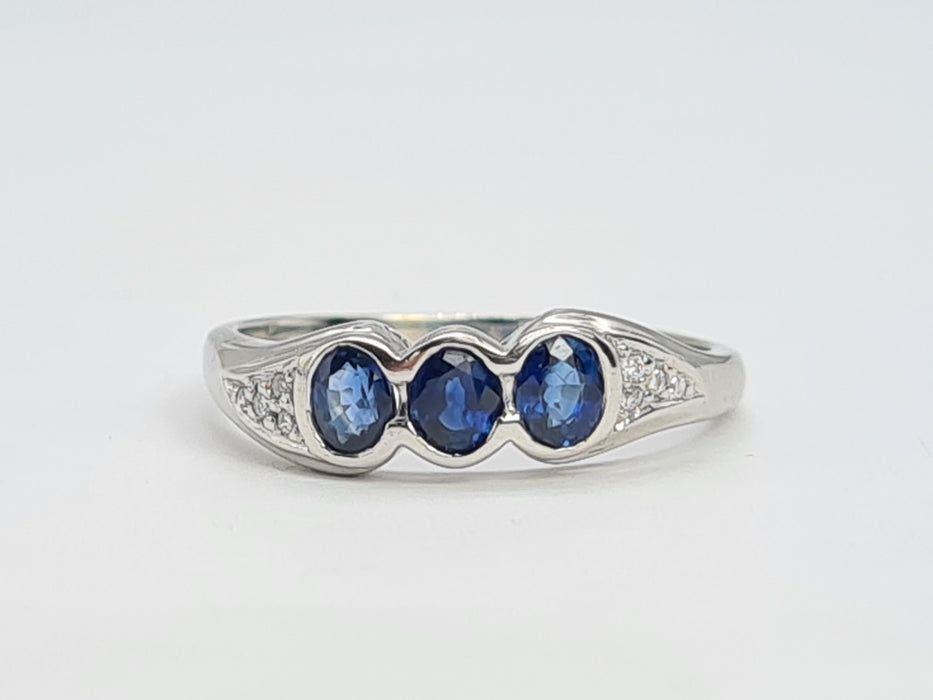 6123: Vintage 18ct White Gold French Bue Sapphires Diamonds Stacker/Dress Ring