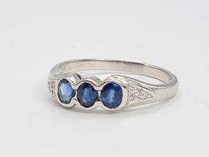 A7746: Vintage: 18ct White Gold Cornflower Blues Sapphires Diamonds Dress Ring- crisp, clean, sparkling