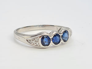 A7746: Vintage: 18ct White Gold Cornflower Blues Sapphires Diamonds Dress Ring- crisp, clean, sparkling