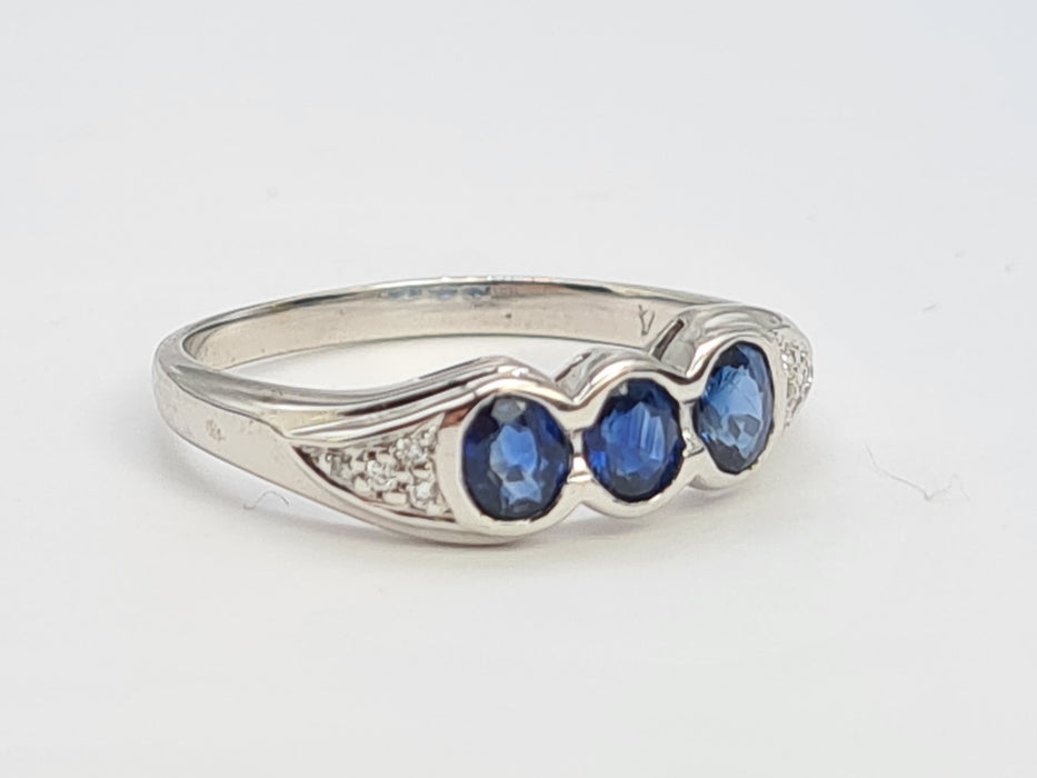 6123: Vintage 18ct White Gold French Bue Sapphires Diamonds Stacker/Dress Ring