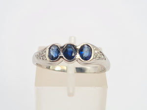 A7746: Vintage: 18ct White Gold Cornflower Blues Sapphires Diamonds Dress Ring- crisp, clean, sparkling