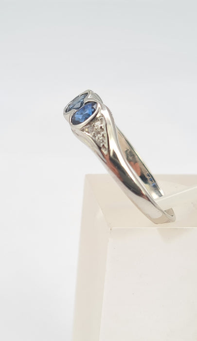 6123: Vintage 18ct White Gold French Bue Sapphires Diamonds Stacker/Dress Ring