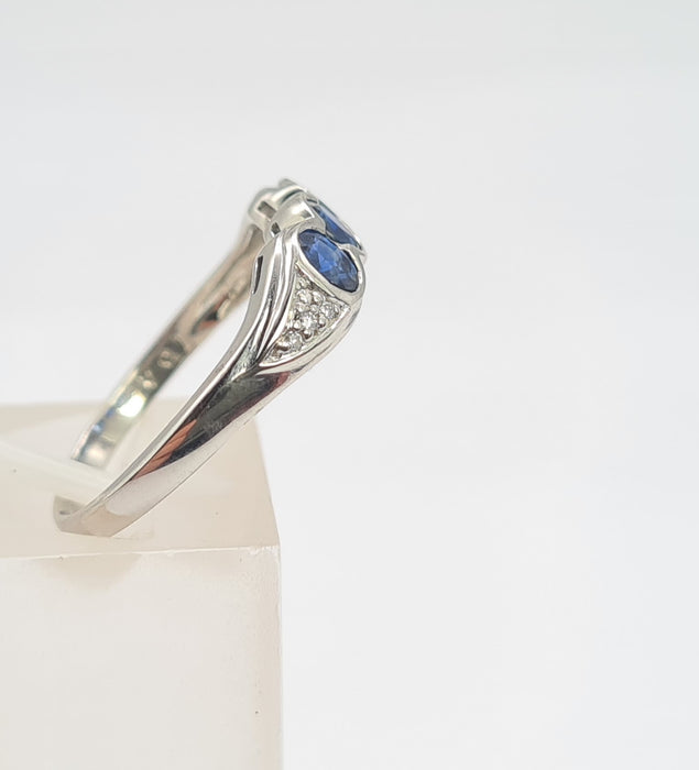 6123: Vintage 18ct White Gold French Bue Sapphires Diamonds Stacker/Dress Ring