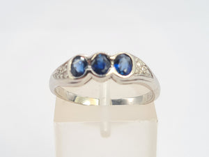 A7746: Vintage: 18ct White Gold Cornflower Blues Sapphires Diamonds Dress Ring- crisp, clean, sparkling