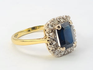 9065: Vintage: 18ct Gold Blue Sapphire (2ct) Diamonds Art Deco Style Ring-