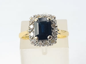 9065: Vintage: 18ct Gold Blue Sapphire (2ct) Diamonds Art Deco Style Ring-