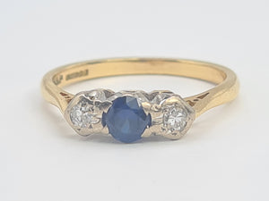 A9092: Vintage: 18ct Gold Cornflower Blue Sapphire Diamonds Ring- "3 stone straight"- lovely quality-