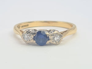 A9092: Vintage: 18ct Gold Cornflower Blue Sapphire Diamonds Ring- "3 stone straight"- lovely quality-