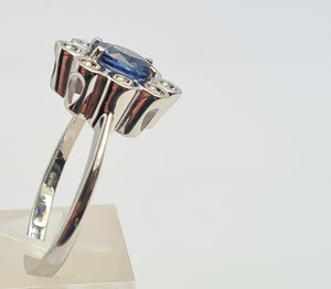 8096: Vintage Exceptional: 18ct White Gold Ceylon Blue Sapphire Diamonds Cocktail Ring- the presence of beauty